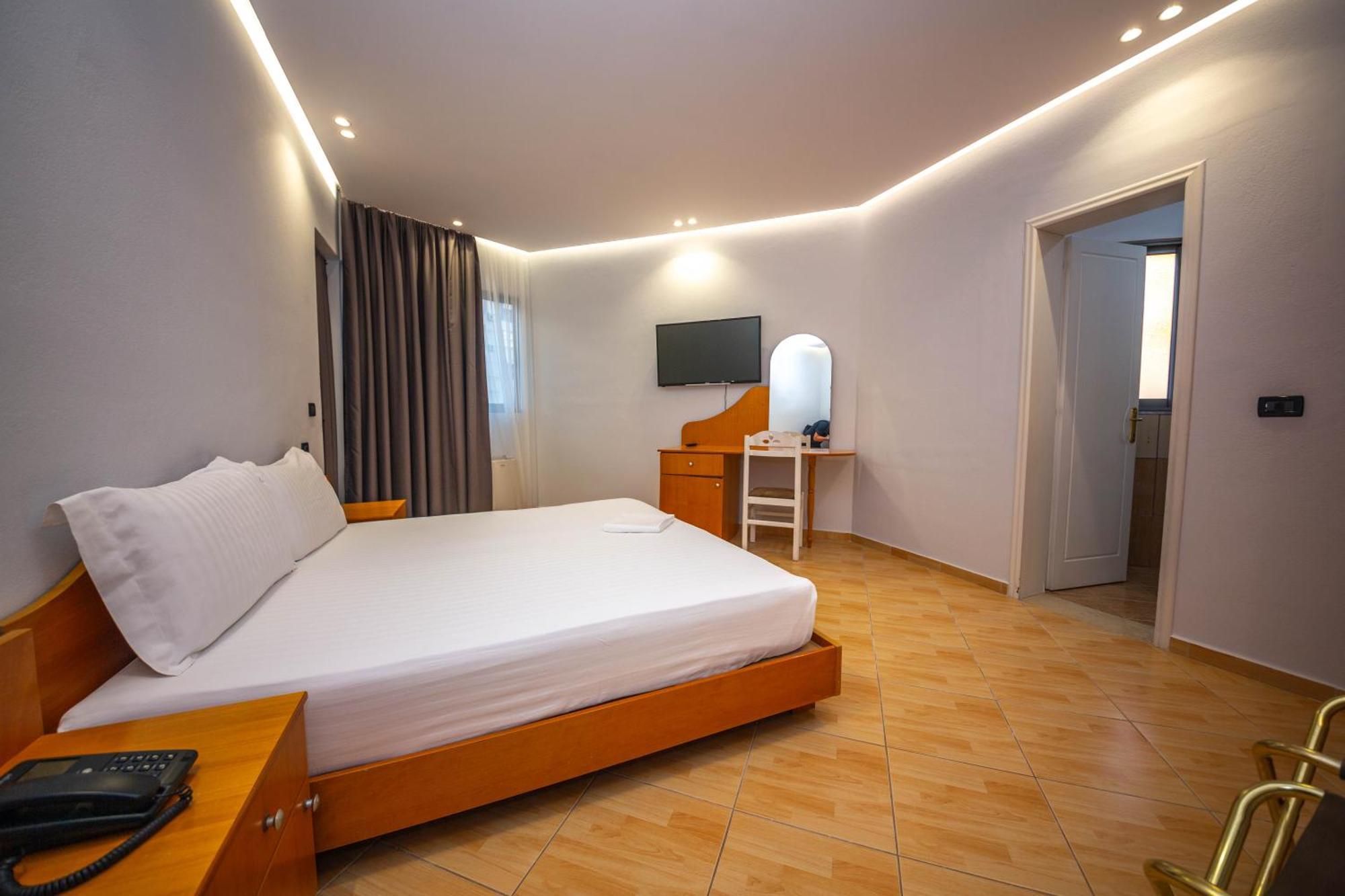 Hotel Sea Breeze Sarandë Eksteriør bilde