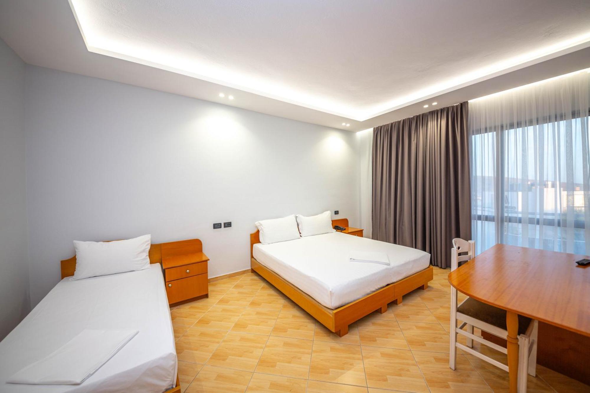 Hotel Sea Breeze Sarandë Eksteriør bilde