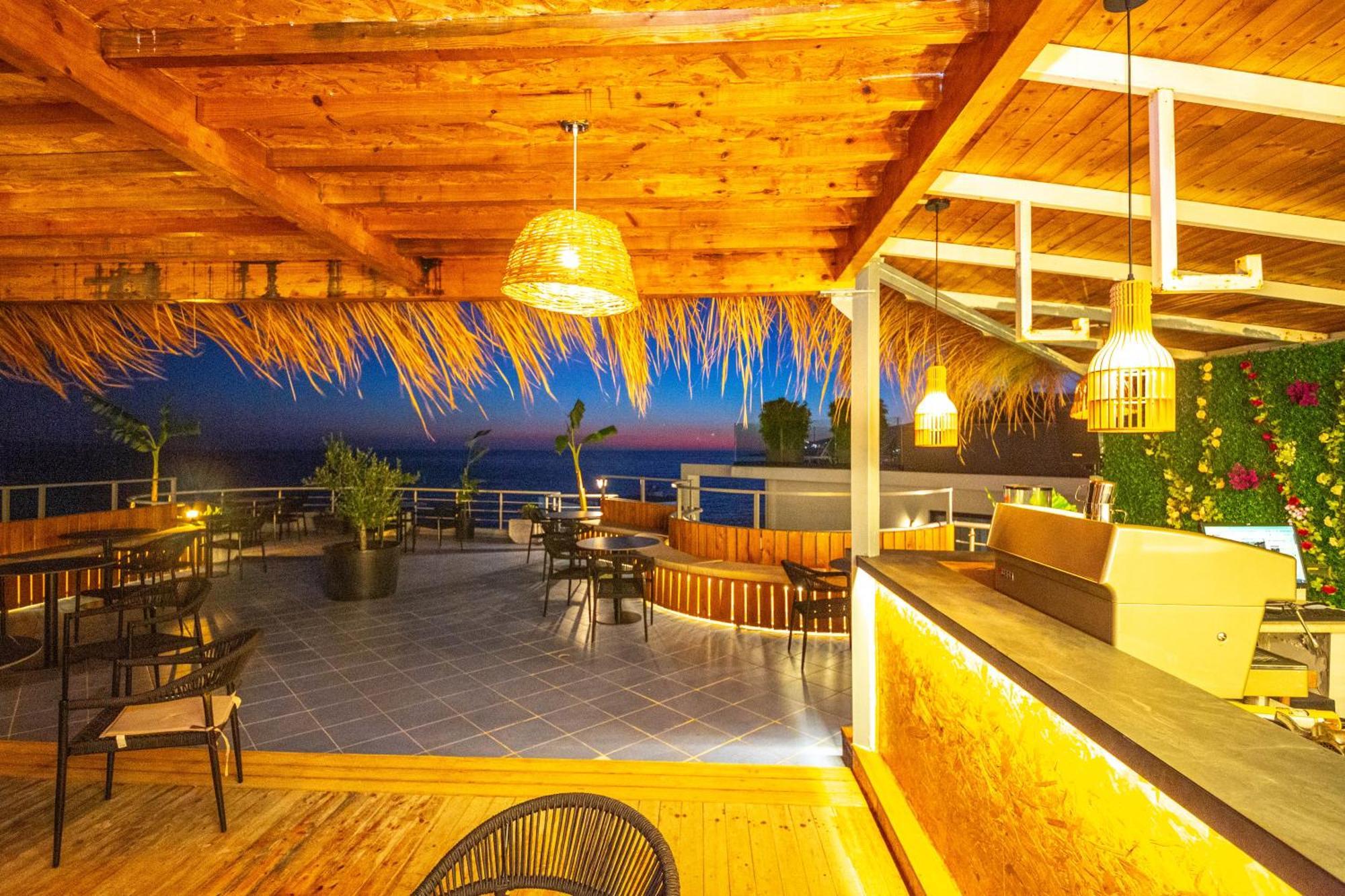 Hotel Sea Breeze Sarandë Eksteriør bilde