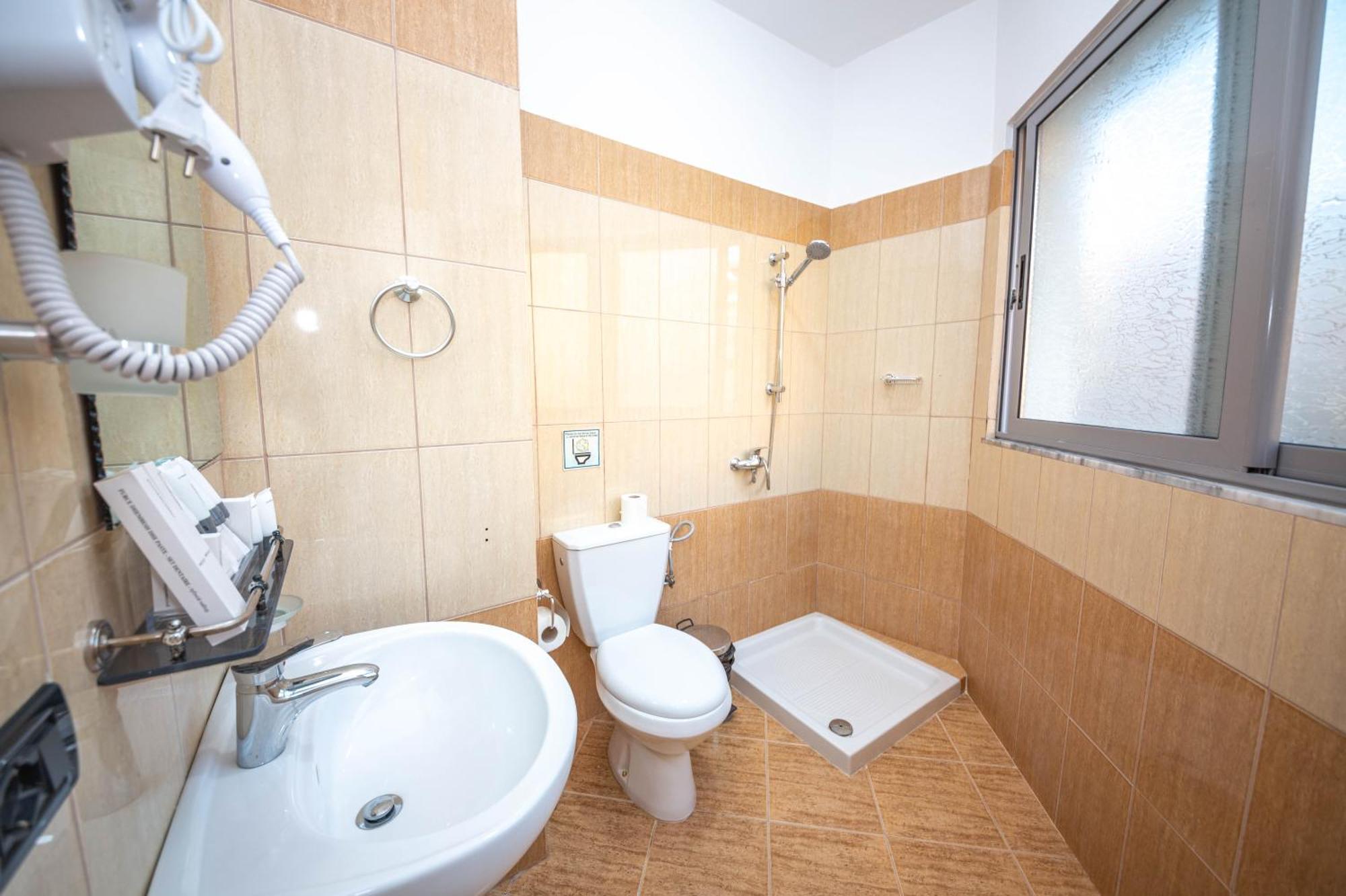 Hotel Sea Breeze Sarandë Eksteriør bilde