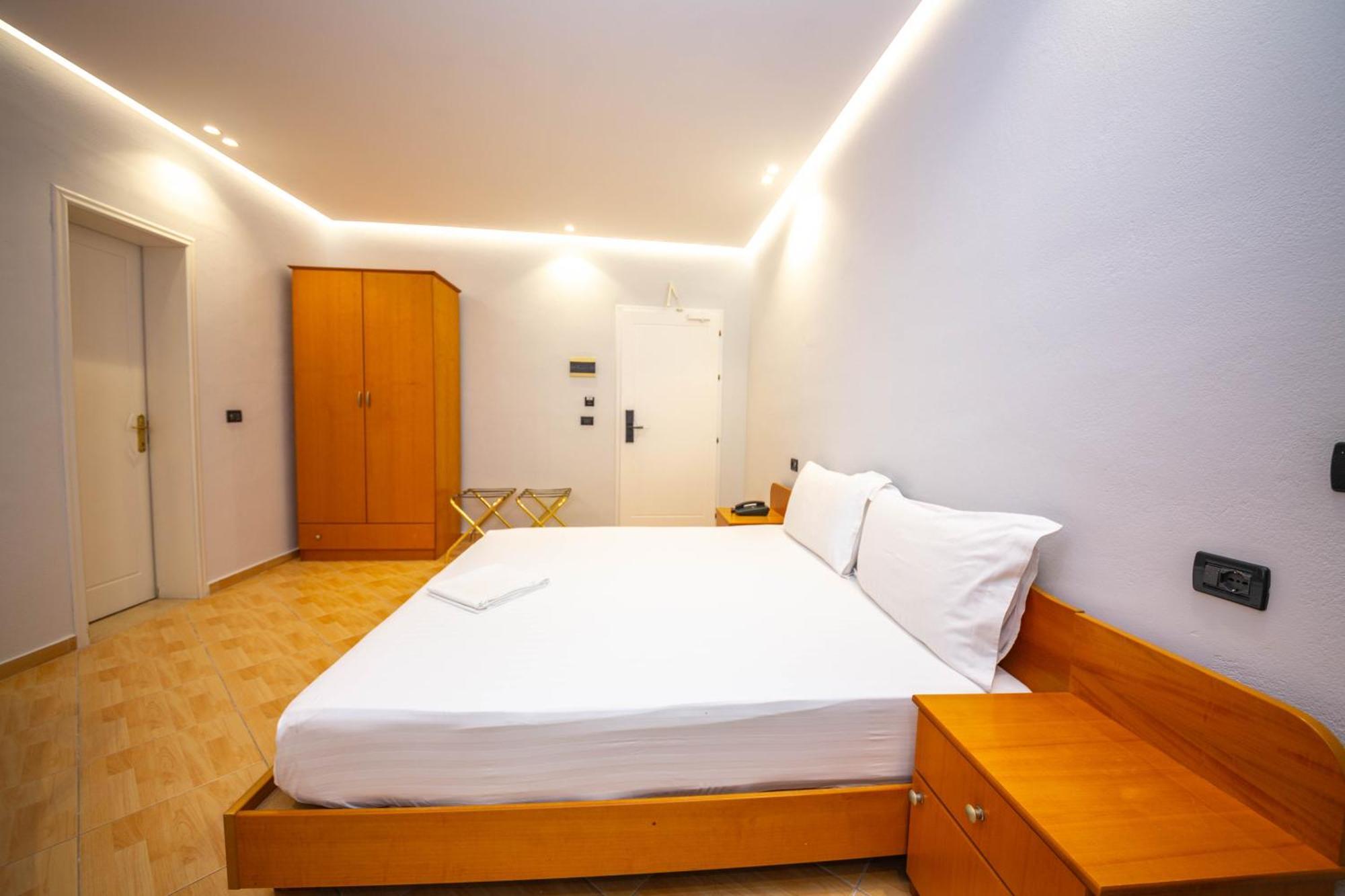 Hotel Sea Breeze Sarandë Eksteriør bilde