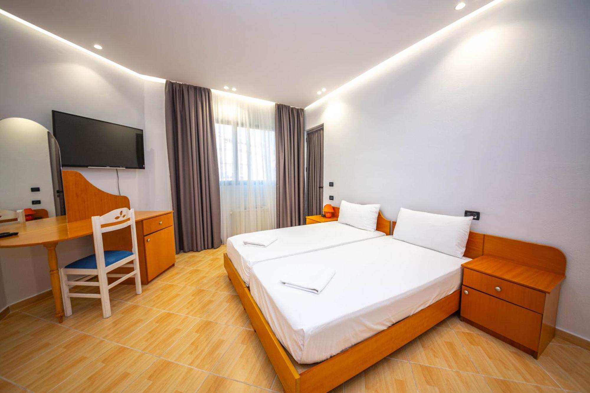 Hotel Sea Breeze Sarandë Eksteriør bilde