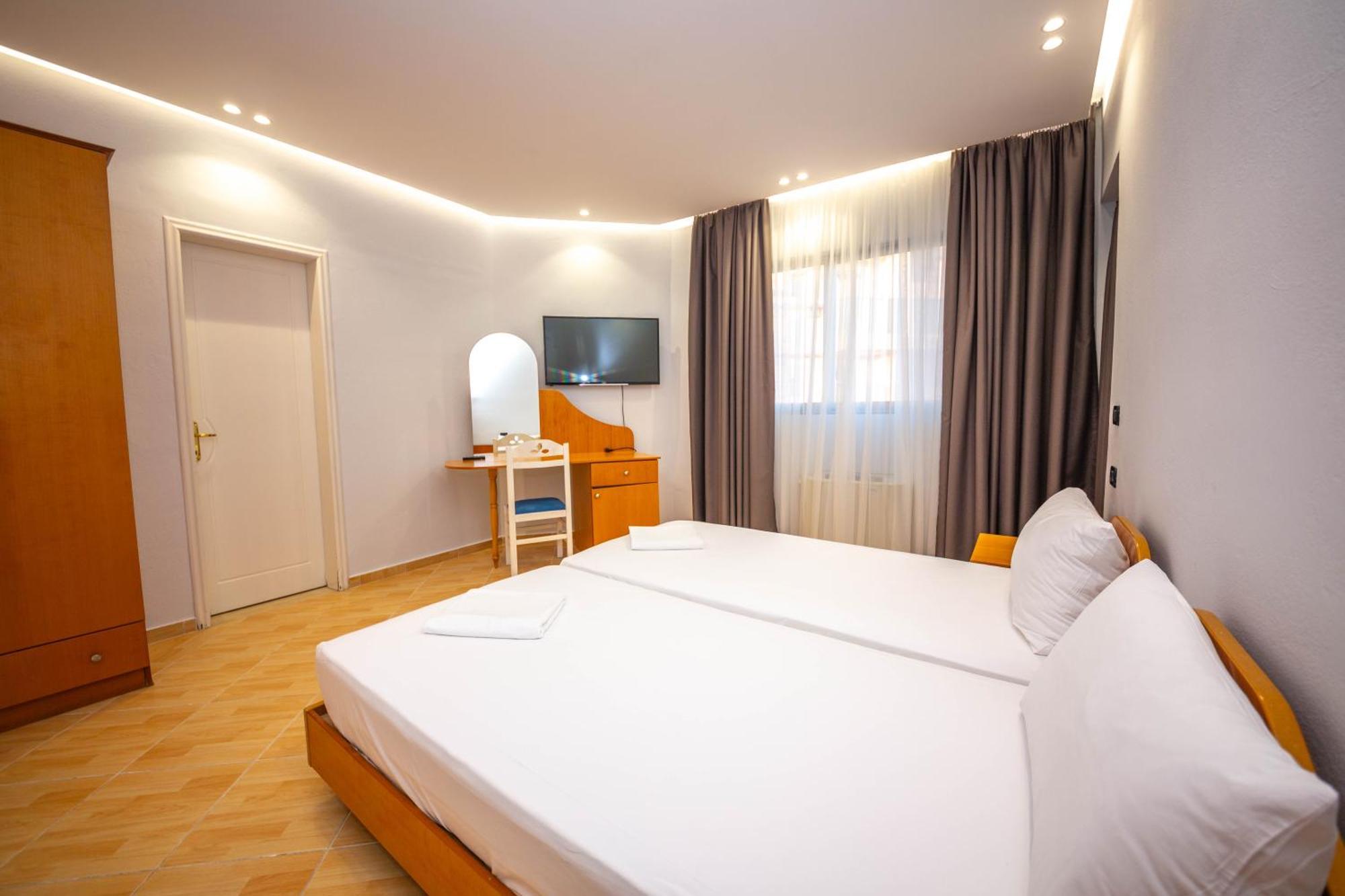 Hotel Sea Breeze Sarandë Eksteriør bilde